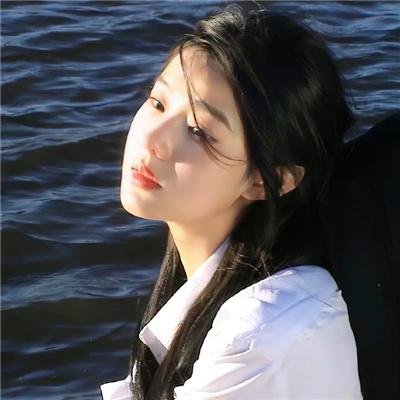 草丛中的人